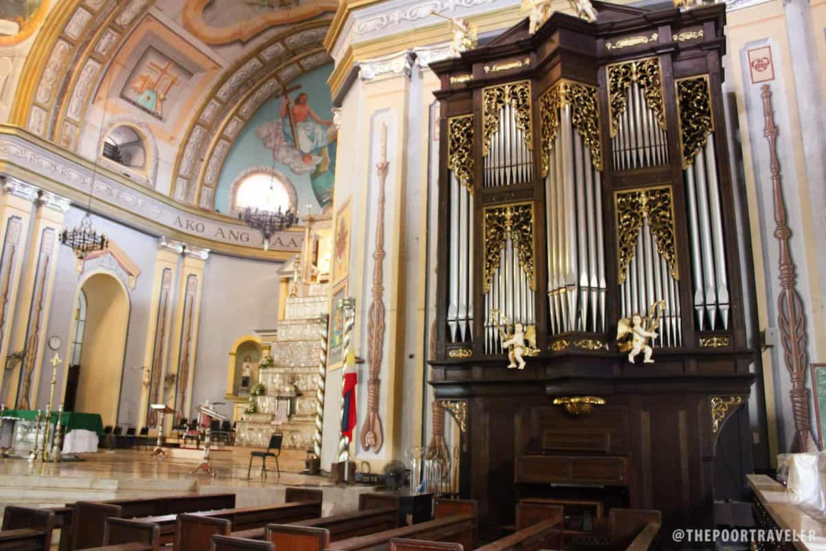 An organ at the transept