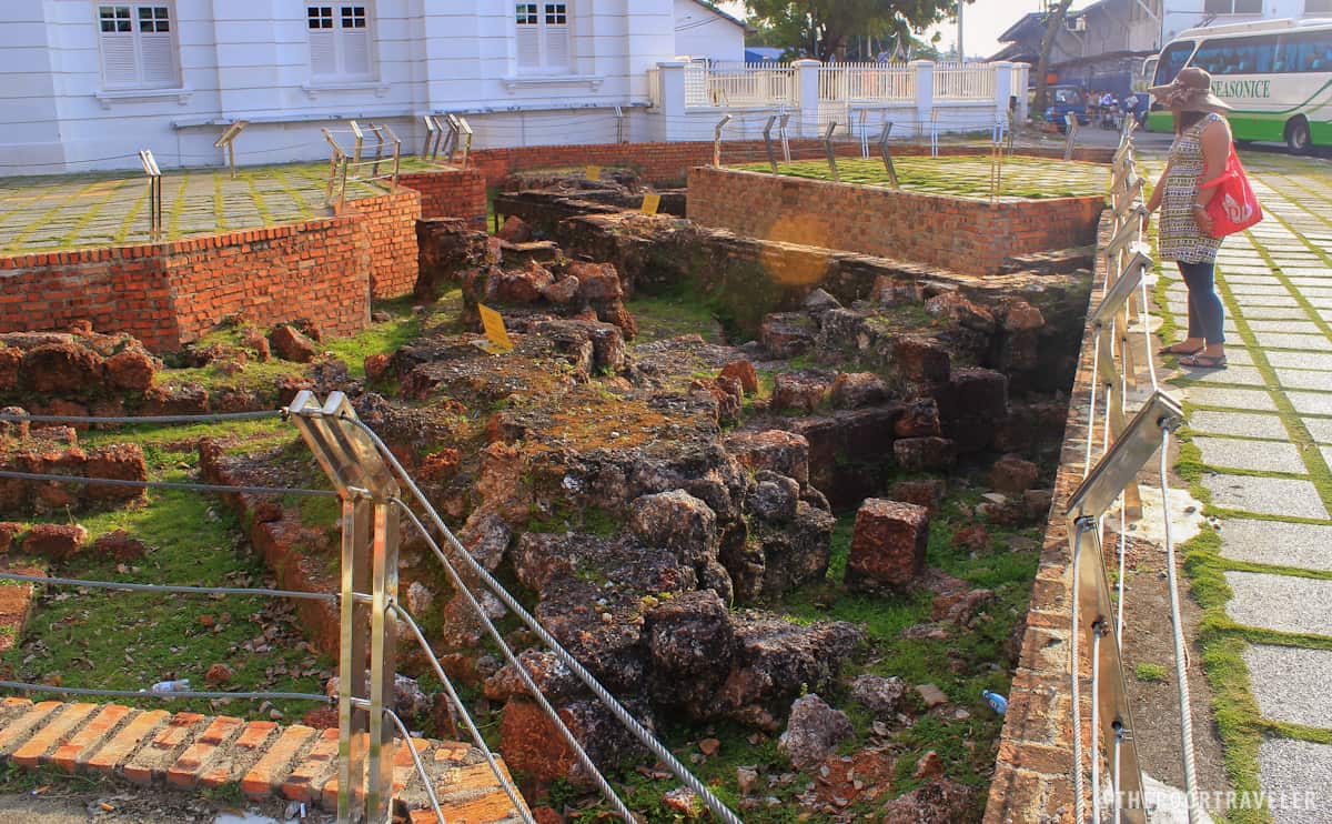 My friend Ces "inspecting" the remaining bricks of the Fredrick Hendrick Bastion of Malacca Fort