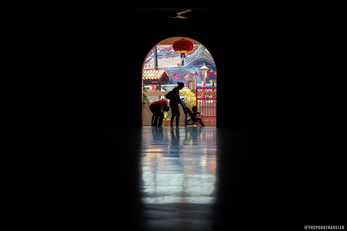 A family visiting Xiang Lin Si Temple for prayer