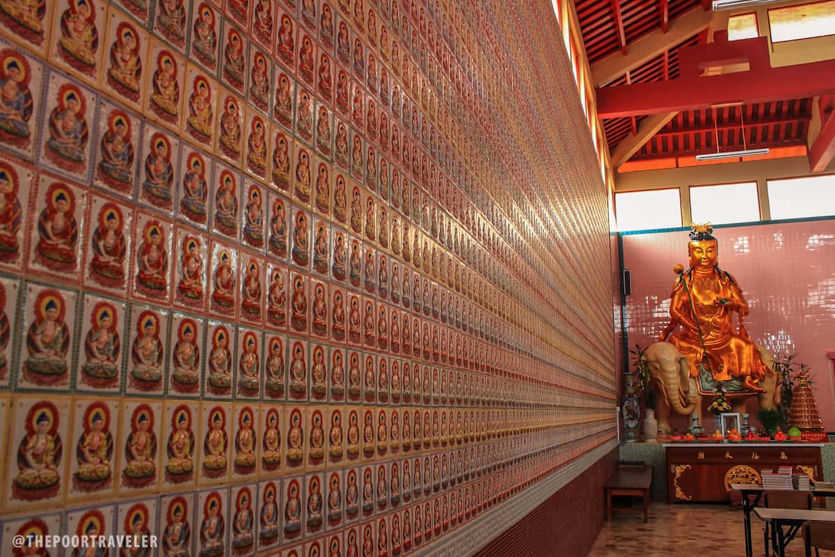 Images of Buddha on the inside walls of Sam Poh Temple