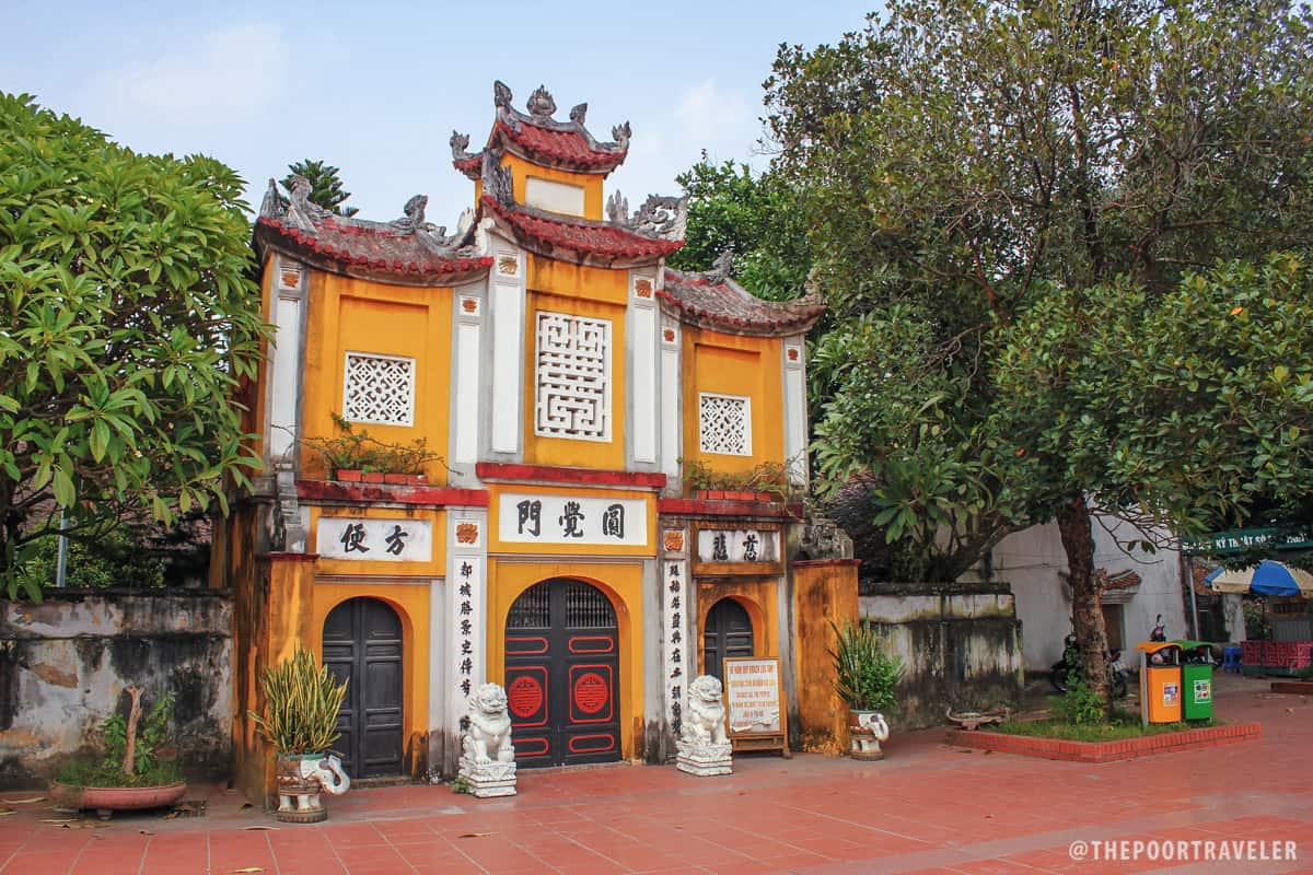 A gate by the One-Pillar Pagoda