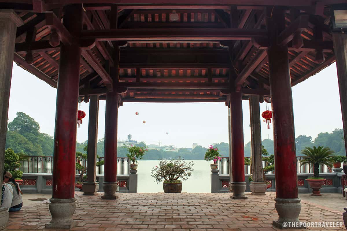 At the Pavilion Against the Waves (Dinh Tra Ban)