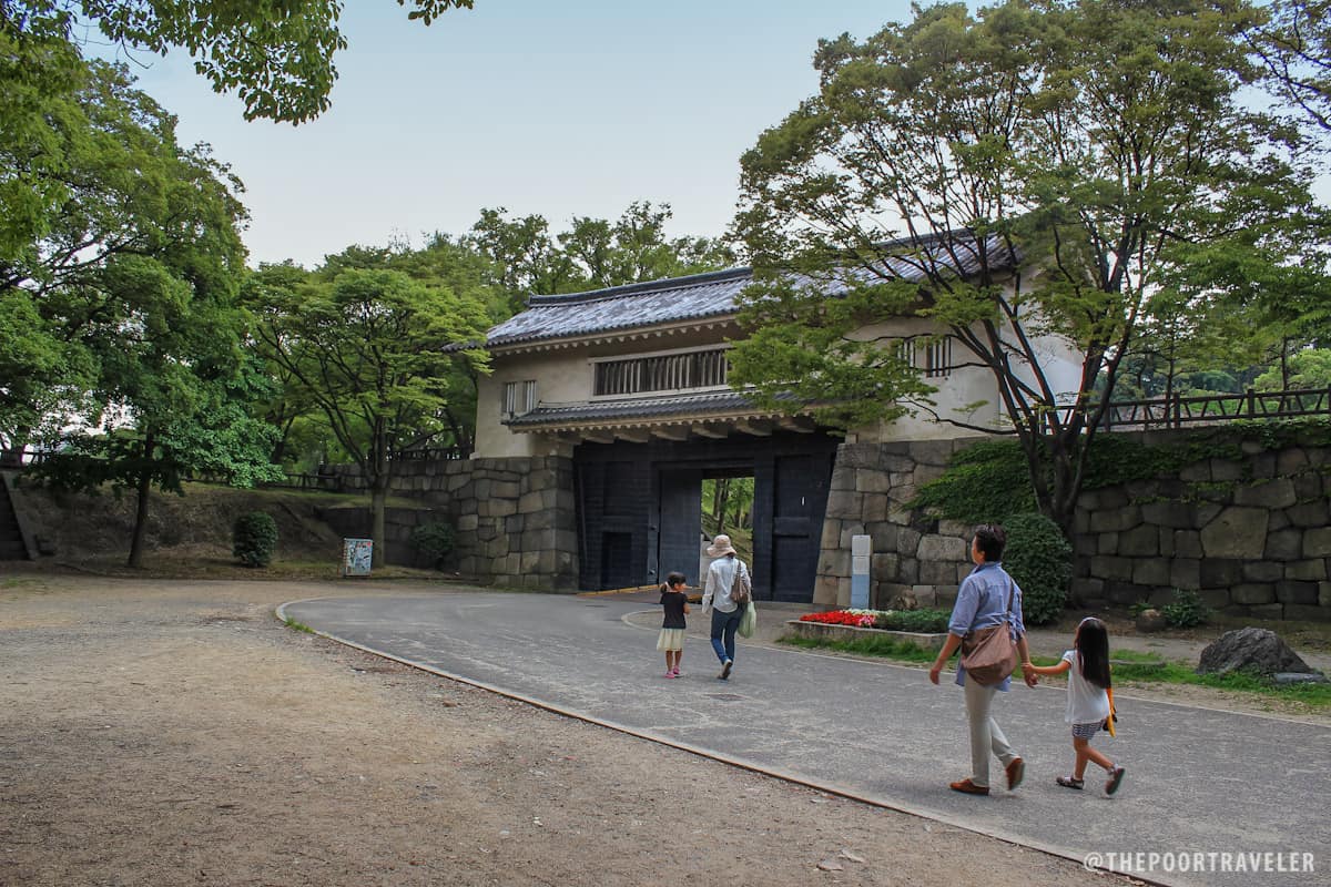 Aoyamon Gate. Built in 1620 (early Edo period), destroyed by the 1945 bombings, and rebuilt in 1969.