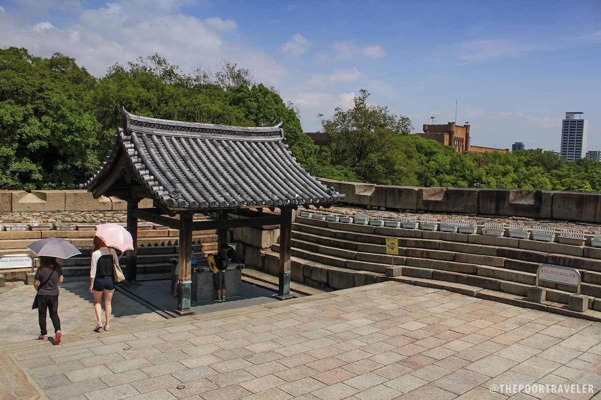 Kimmeisui Well. 33 meters deep. Legend has it that Toyotomi Hideyoshi dropped gold here to purify the water. But the well was actually dug in 1626 by the Tokugawa shogunate.