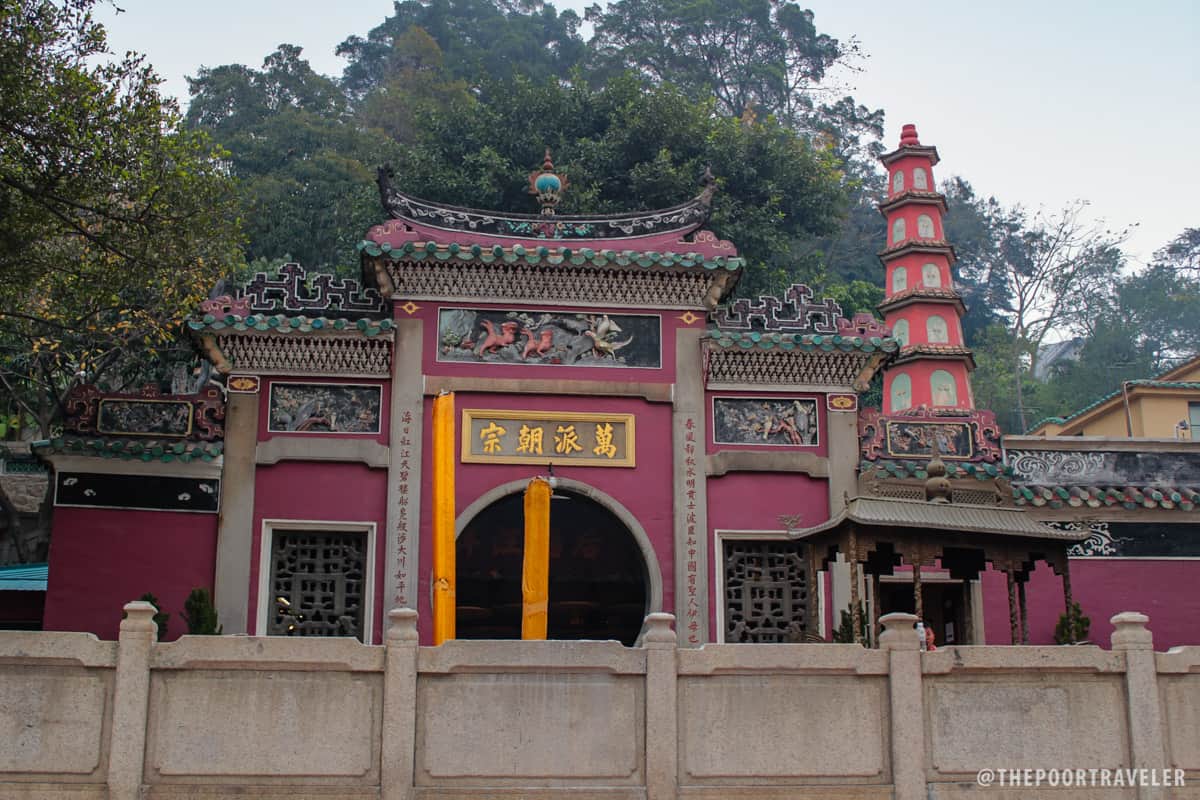 The Memorial Arch and a stone lion guarding the temple