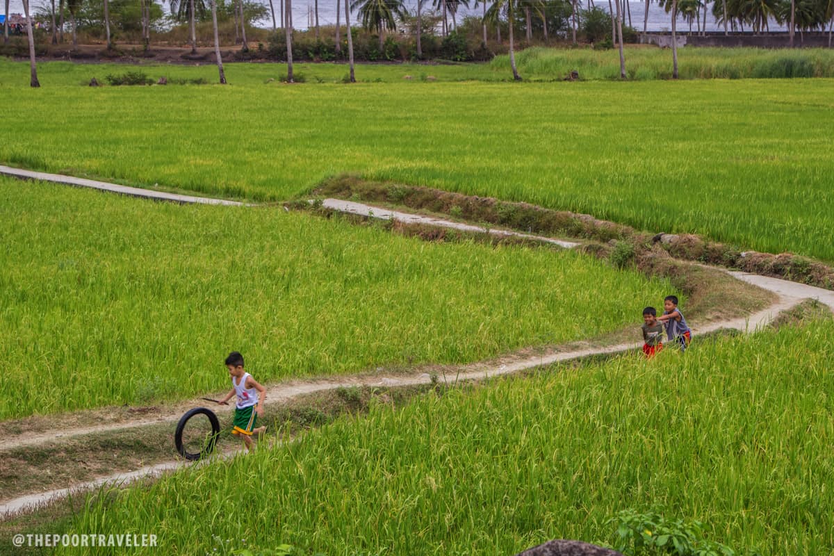 Little kids play along the trail to Masasa Beach.