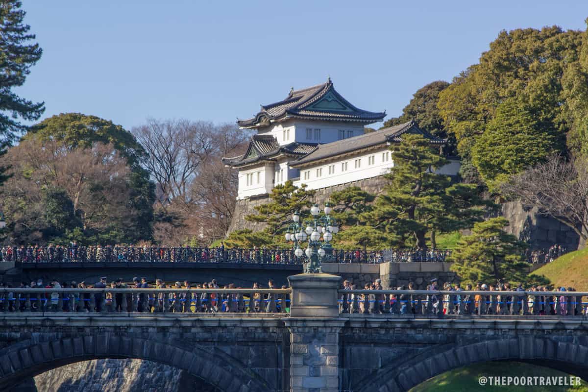 The queue meanders across the site toward the palace.