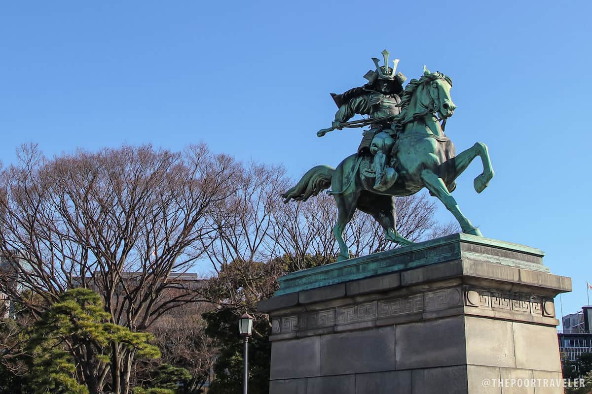 A statue immortalizing Kusunoki-Masashige, a 4th-century samurai who fought for Emperor Go-Daigo.