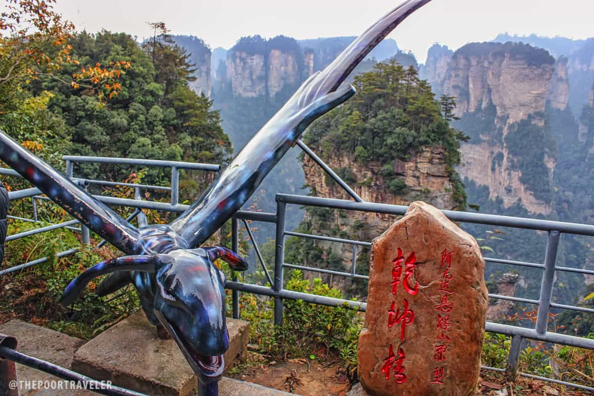 Uma estÃ¡tua de um ikran / banshee / dragÃ£o em um ponto de vista.  Tacky, mas tudo bem.