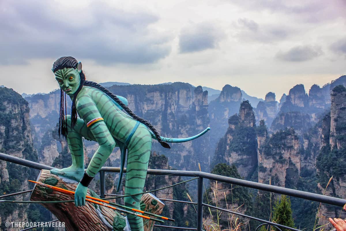 Uma estÃ¡tua de uma mulher Na'vi (provavelmente Neytiri)