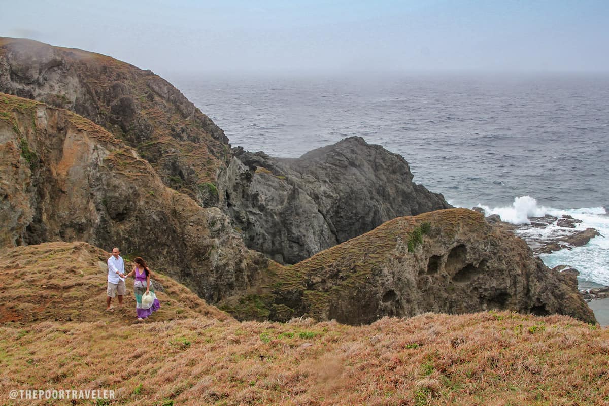 A couple doing a pre-nup pictorial by the cliff