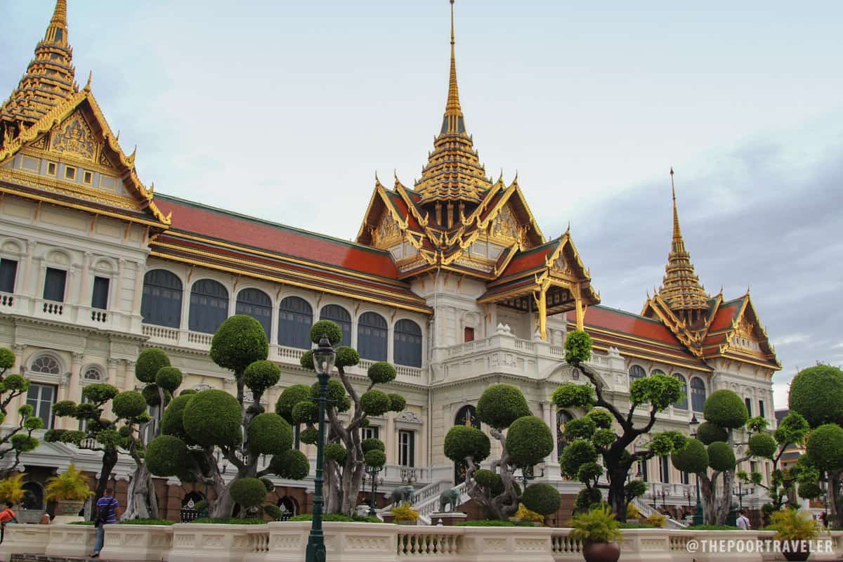 Phra Thinang Chakri Maha Prasat, the palace's central court, combines traditional Thai with 19th century European architectures. 