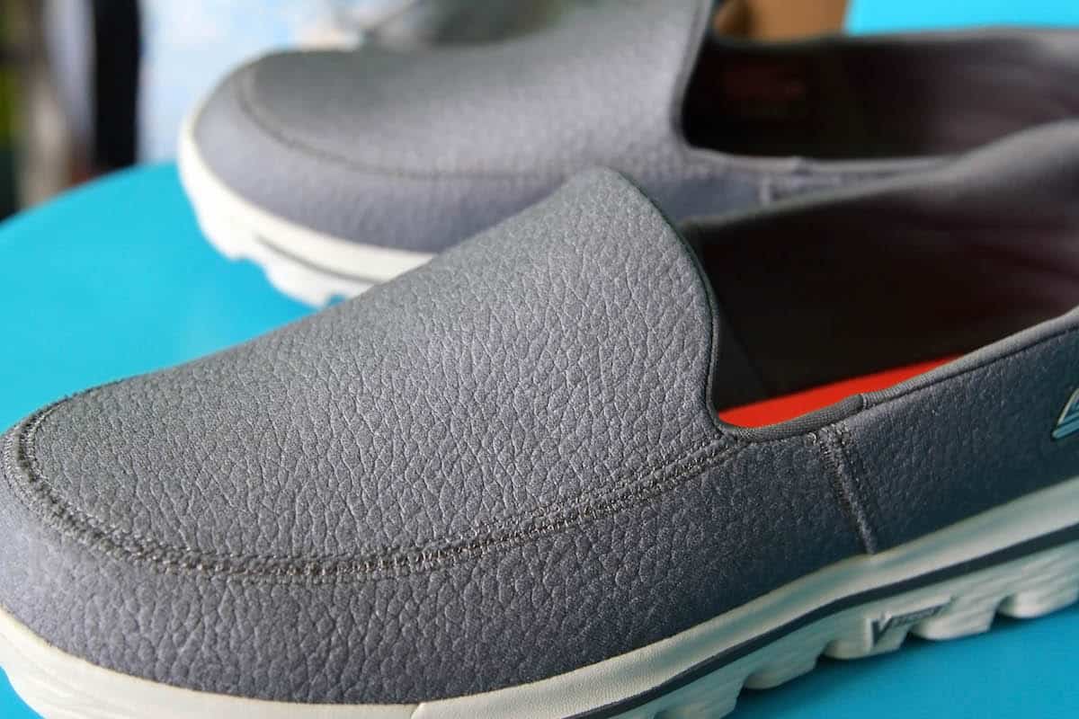حذاء Skechers GoWalk 2 مصنوع من مادة قابلة للتمدد لمزيد من الراحة!