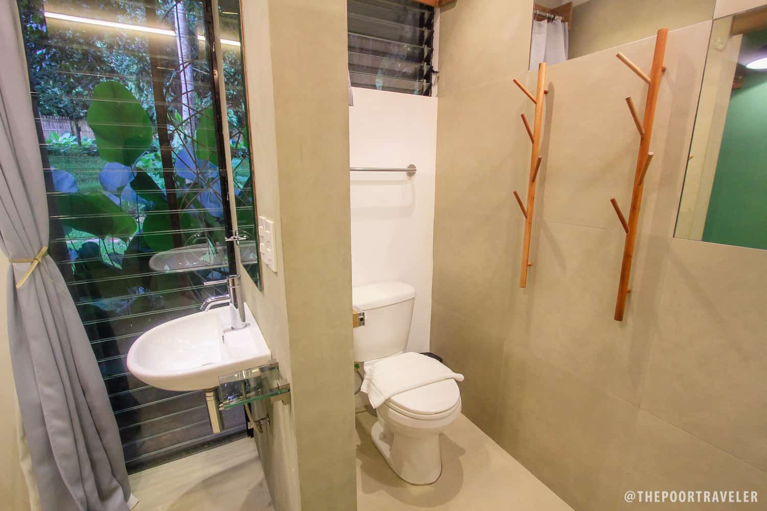 Ensuite bathroom in a single private room.