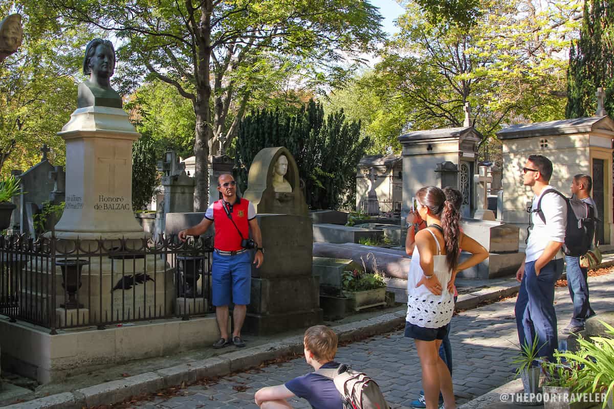 Visitors taking photos with the grave of Balzac