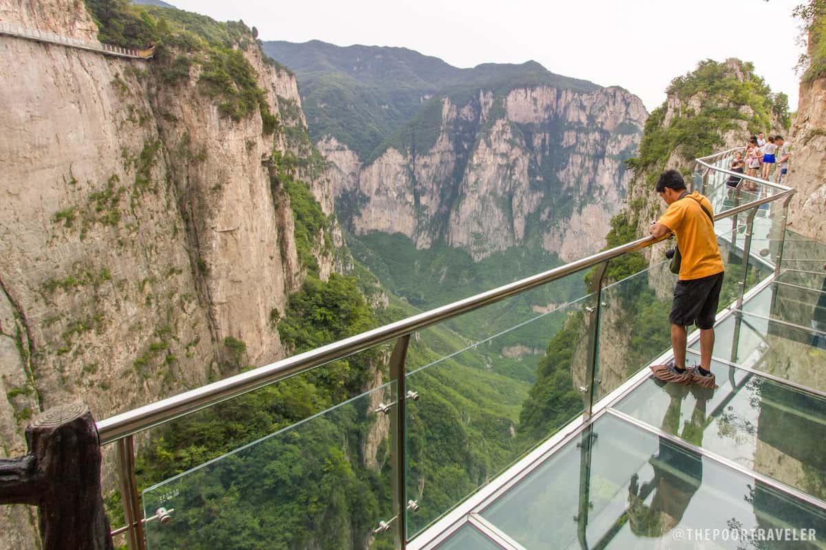 Yuntaishan's Glass Walkway