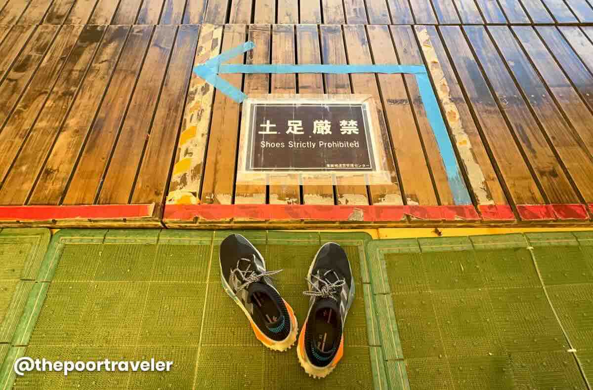 Japan_Remove Shoes Policy